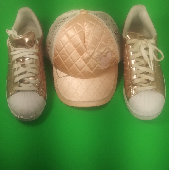 Adidas Women's Shell Toe sneakers Disney satin hat - Picture 1 of 8